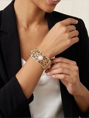 Beautiful gold tone bracelet with pink tone faux gems